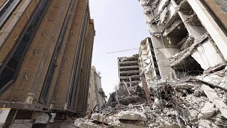 أنقاض برج قيد الإنشاء من 10 طوابق بعد انهياره يوم الاثنين في مدينة عبدان جنوب غرب البلاد. 2022/05/27