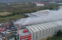 Kocaeli'nin Kartepe ilçesinde bulunan bir plastik geri dönüşüm fabrikasında çıkan yangın söndürülmeye çalışılıyor