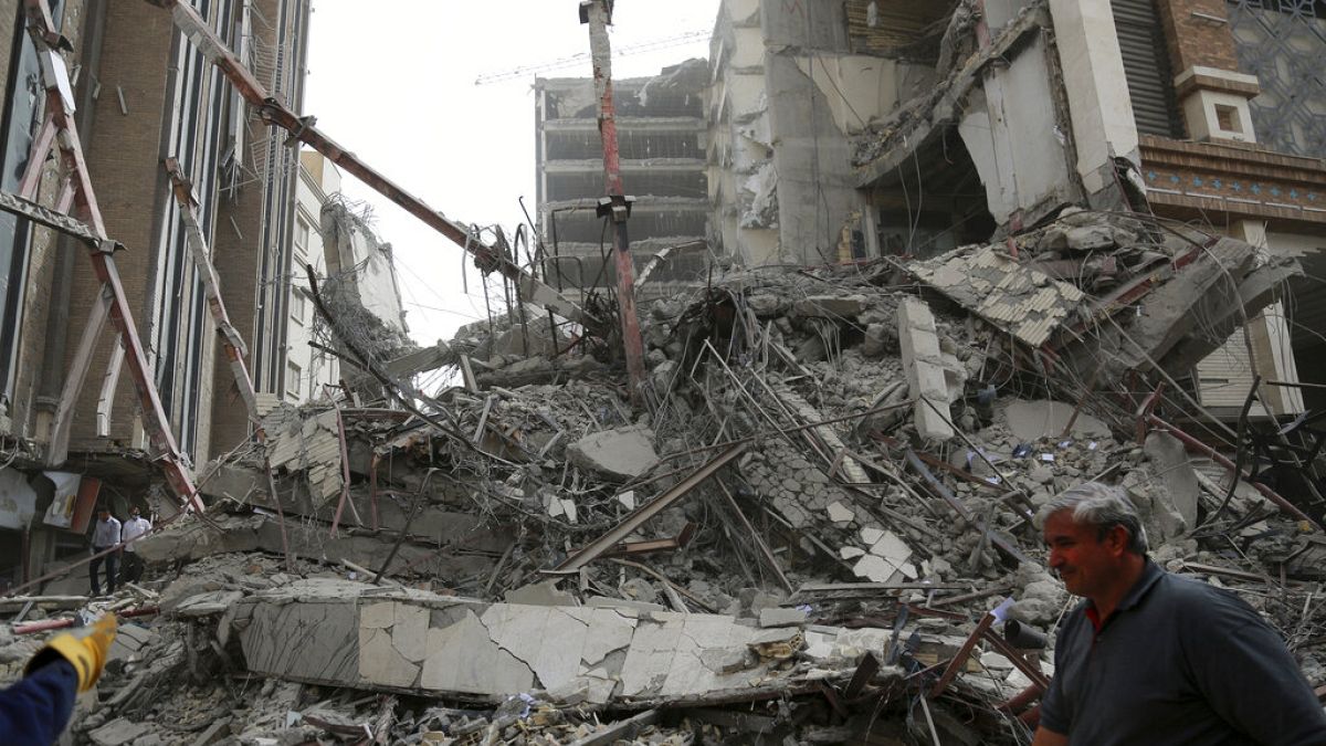 Colapso de edifício no Irão