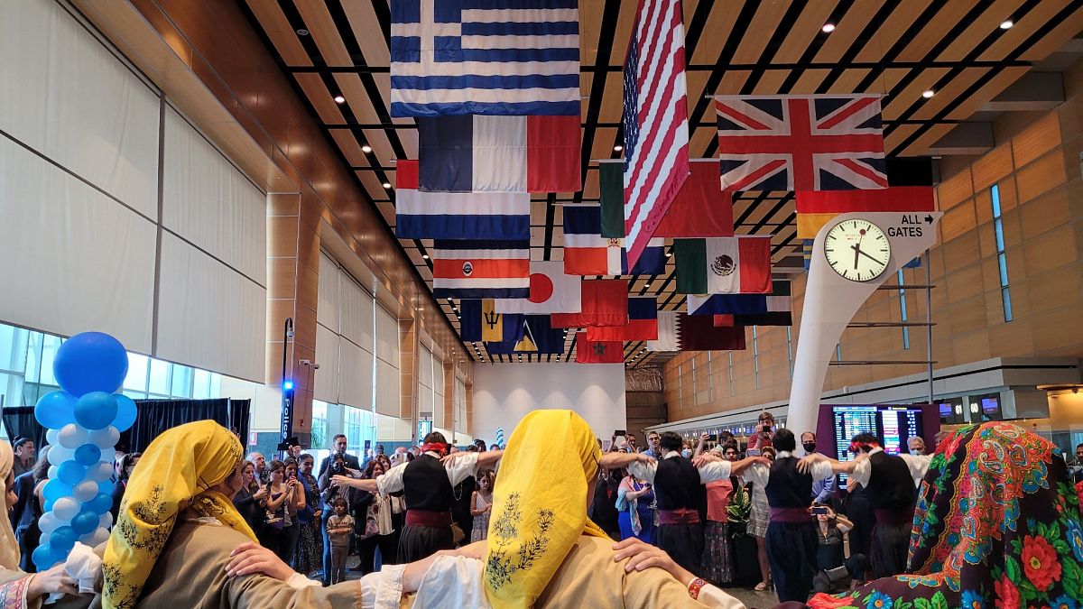 Ελληνικοί χοροί στο αεροδρόμιο Logan της Βοστώνης