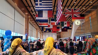 Ελληνικοί χοροί στο αεροδρόμιο Logan της Βοστώνης