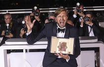 Ruben Ostlund, ganador de la Palma de Oro, posa para los fotógrafos durante la entrega de premios en la 75ª edición del Festival Internacional de Cine de Cannes, Francia.