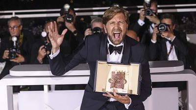 Ruben Ostlund, ganador de la Palma de Oro, posa para los fotógrafos durante la entrega de premios en la 75ª edición del Festival Internacional de Cine de Cannes, Francia.
