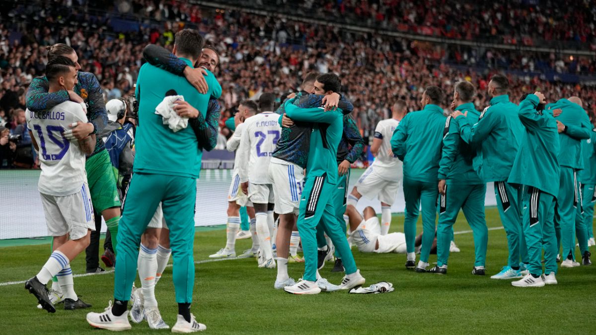 توج ريال مدريد الإسباني بلقبه الرابع عشر في مسابقة دوري أبطال أوروبا لكرة القدم، وذلك بفوزه على ليفربول الإنكليزي 1-صفر، 29 مايو 2022