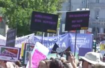 Prostitúció ellenes transzparensek a szombati tüntetésen