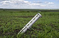 Parte de um rocket num campo de Cherkaska Lozova, nos arredores de Kharkiv