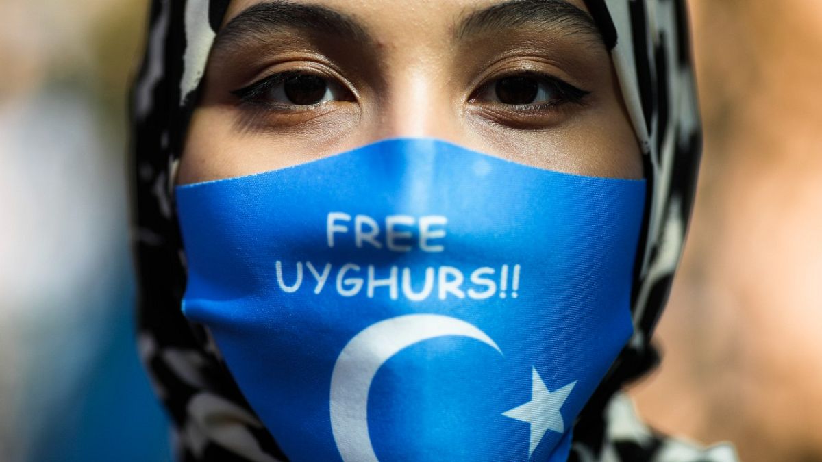 Az ujgurok felszabadítását követelő tüntető egy berlini tüntetésen 2020. szeptember 1-én