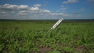 Roquette dans un champs de Cherkaska Lozova,  au nord de Kharkiv, 28 mai 2022, APTV