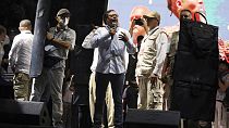 Περικυκλωμένος από σωματοφύλακες που κρατούν αλεξίσφαιρες ασπίδες, ο προεδρικός υποψήφιος Γκουστάβο Πέτρο μιλά στους υποστηρικτές του 