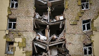Жилой дом, подвергшийся бомбардировке в Бахмуте на востоке Украины. 28 мая 2022 г.