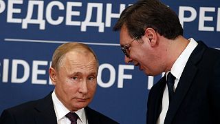 Az orosz és a szerb elnök egy közös sajtótájékoztató előtt Belgrádban 2019. január 17-én