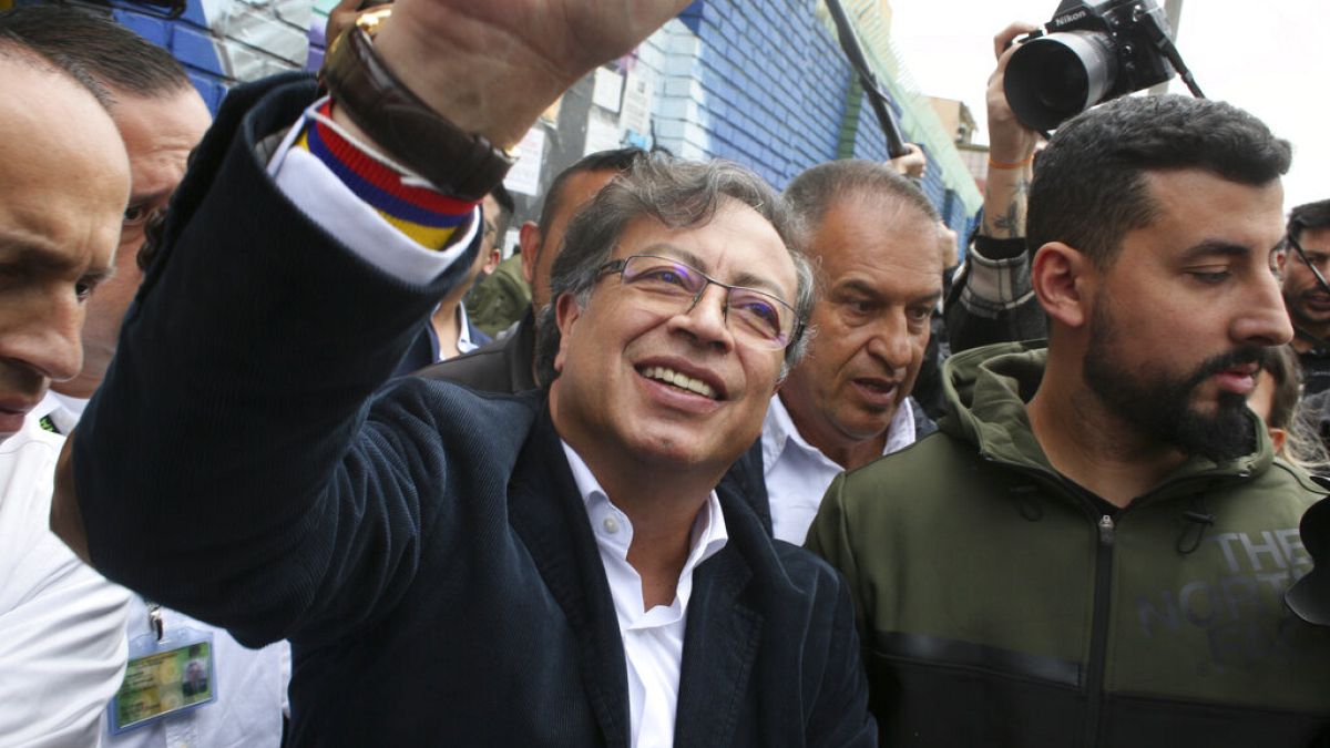 El candidato a la presidente, Gustavo Petro, saluda después de acudir a votar en Bogotá, Colombia