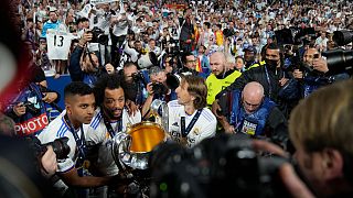 لاعبو وأنصار ريال مدريد يحتفلوه بلقبه الرابع عشر في مسابقة دوري أبطال أوروبا لكرة القدم، بفوزه على ليفربول  1-صفر السبت على "ستاد دو فرانس" بباريس، 28 مايو 2022