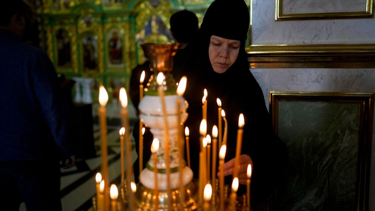 Eine Nonne nimmt an einer Messe im Kiewer Pechersk Lawra-Kloster in Kiew teil