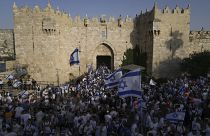 Израильтяне с флагами в Старом городе Иерусалима