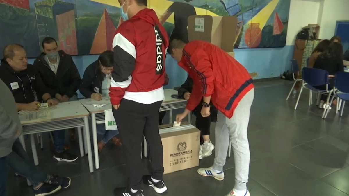 Electores votando en las elecciones presidenciales de Colombia, en un colegio electoral de Bogotá, el domingo 29 de mayo de 2022. 