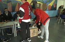 Electores votando en las elecciones presidenciales de Colombia, en un colegio electoral de Bogotá, el domingo 29 de mayo de 2022.