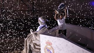 Марсело держит трофей "Реала" на площади Сибелес напротив мэрии Мадрида