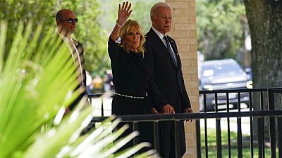 US-Präsident Joe Biden und die First Lady haben Uvalde im US-Bundesstaat Texas besucht, wo die Trauer nach dem Massaker an einer Grundschule in Wut umschlägt.