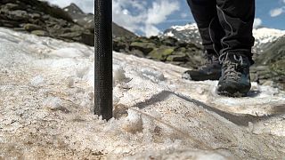 Измерение снежного покрова в горах Австрии