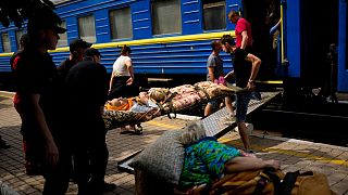 Volontari MSF caricano feriti sul loro treno-ospedale in Ucraina orientale