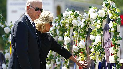 El presidente de Estados Unidos, Joe Biden, y su mujer en el memorial por las víctimas de Uvalde, Texas, EEUU
