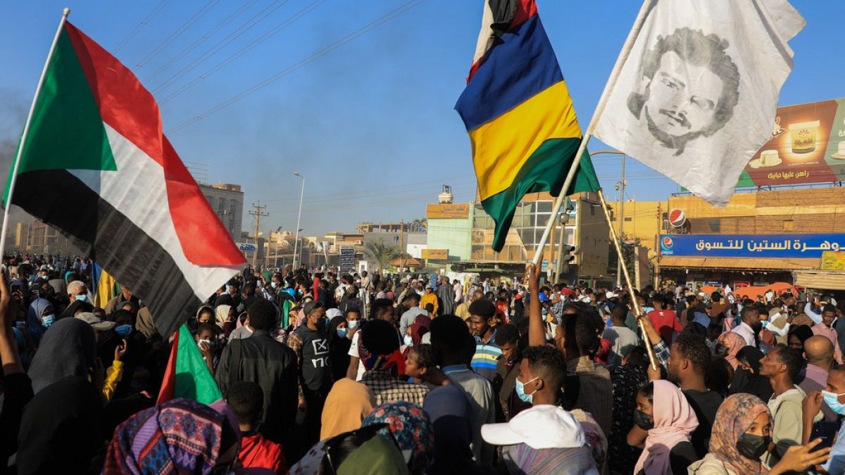 A szudáni biztonsági erők áldozatai miatt tiltakozó emberek Kartúmban 2022. január 20-án.