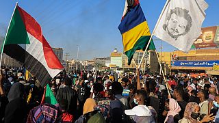 A szudáni biztonsági erők áldozatai miatt tiltakozó emberek Kartúmban 2022. január 20-án.