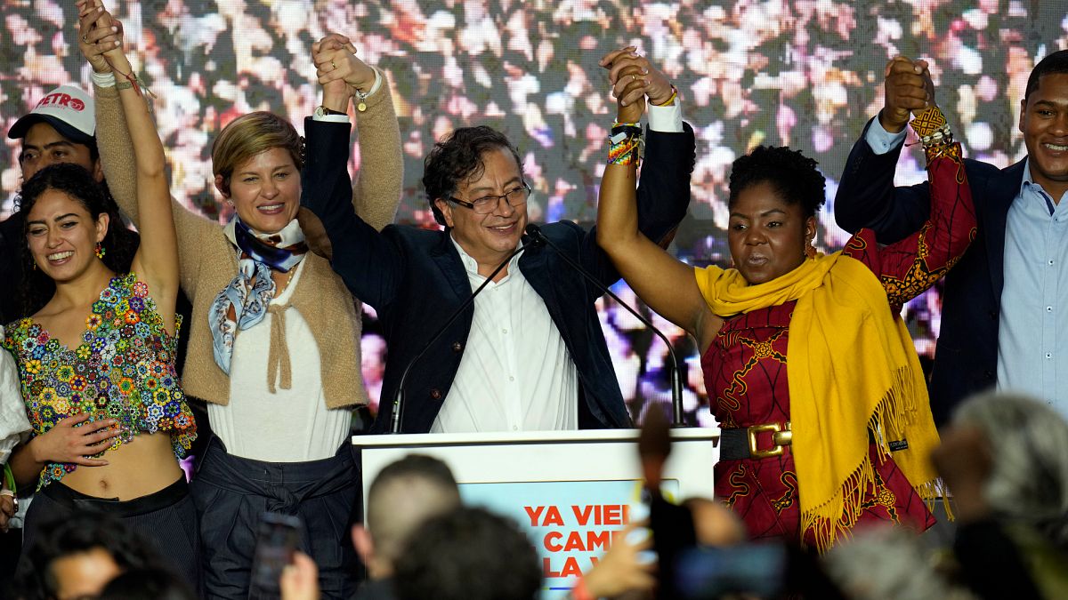Le candidat Gustavo Petro (au centre), à Bogota, le 29 mai