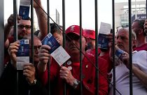Des supporters de Liverpool attendent devant le Stade de France avant la finale de la Ligue des champions, à Saint-Denis près de Paris, samedi 28 mai 2022.