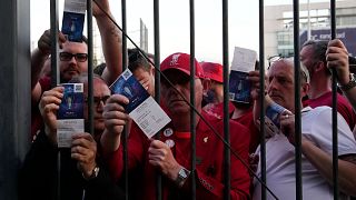Des supporters de Liverpool attendent devant le Stade de France avant la finale de la Ligue des champions, à Saint-Denis près de Paris, samedi 28 mai 2022. 