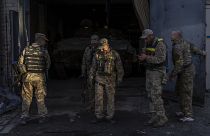 Украинские военные возле захваченной БМП ВС РФ в Харькове