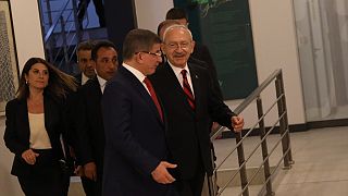 Davutoğlu, Gelecek Partisi Genel Merkezi'ne gelen Kılıçdaroğlu'nu karşıladı