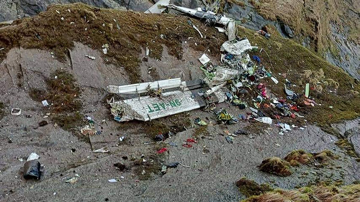 Обломки разбившегося самолета Twin Otter в горах Непала