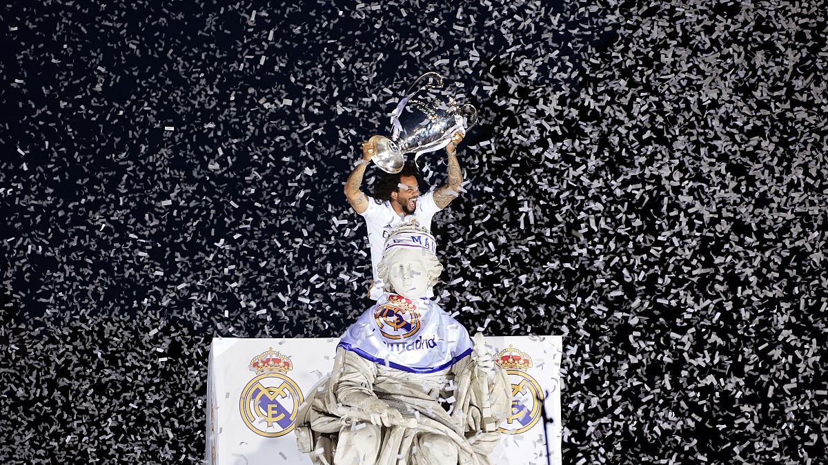 El jugador del Real Madrid Marcelo sostiene el trofeo de la Champions en la plaza de Cibeles en Madrid, España, el domingo 29 de mayo de 2022. 