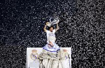 El jugador del Real Madrid Marcelo sostiene el trofeo de la Champions en la plaza de Cibeles en Madrid, España, el domingo 29 de mayo de 2022.