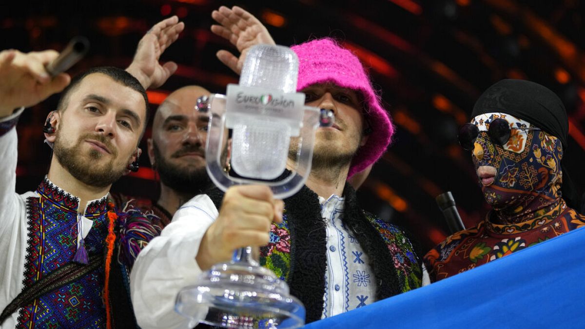 Ukrayna'yı temsil eden kalush Orchestra 14 Mayıs'ta İtalya'da düzenlenen Eurovision Şarkı Yarışması'nda Kristal Mikrofon ödülünü kazandı