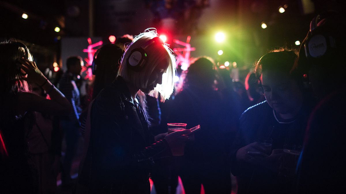 Avrupa'daki bar ve gece kulüplerinde şırıngalı saldırılar endişe yaratıyor