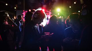 Avrupa'daki bar ve gece kulüplerinde şırıngalı saldırılar endişe yaratıyor
