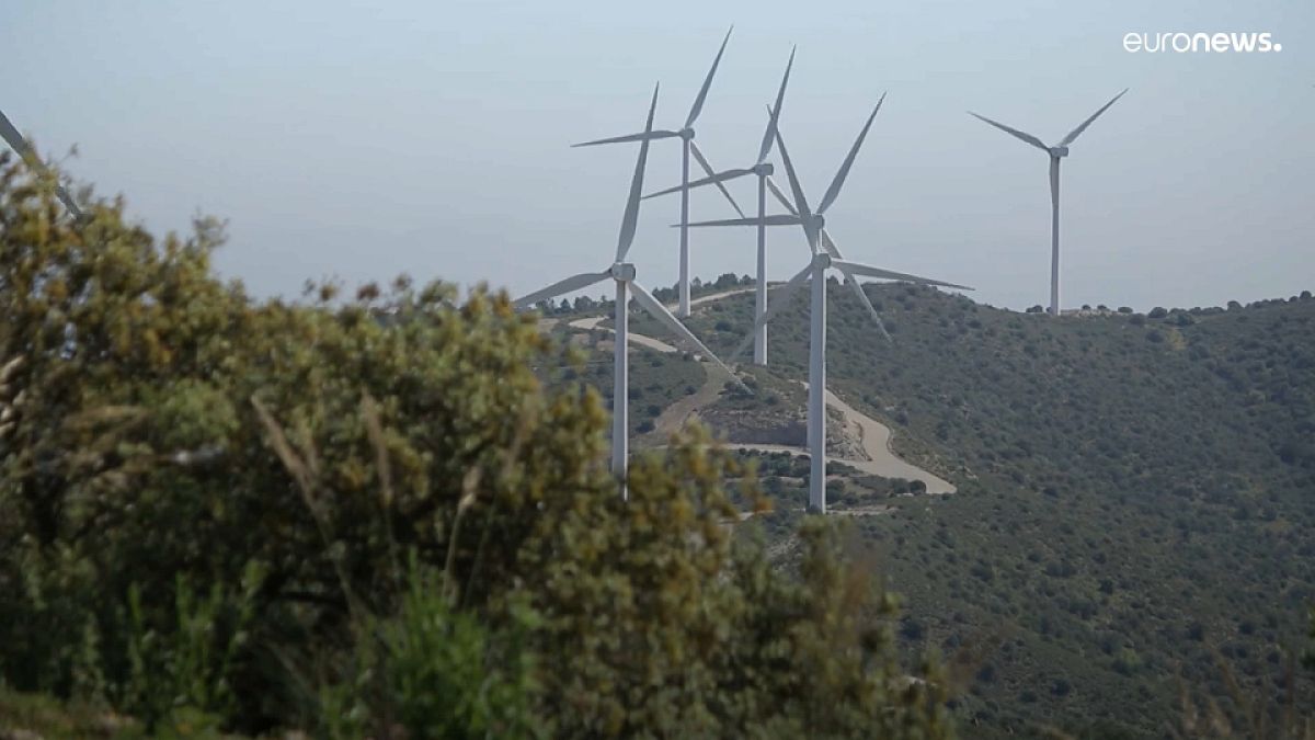 Des éoliennes se dressent à l'extérieur du village de Nazaré, sur la côte ouest du Portugal, dimanche 22 décembre 2019.