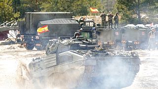 Un vehículo blindado español circula durante las maniobras militares de la OTAN Crystal arrow 2022 en el campo de tiro de Adazi, Letonia, el viernes 11 de marzo de 2022.