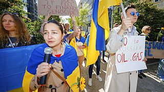Manifestantes ucranianos piden el embargo al petróleo ruso ante la sede de las instituciones europeas