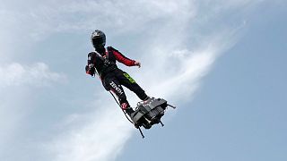 Archives : Franky Zapata lors d'un vol d'entraînement au-dessus de l'aérodrome de Saint Inglevert, près de Calais, dans le nord de la France. le 24 juillet 2019.