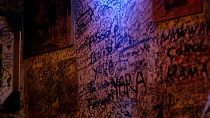 Graffiti an einer Bar-Wand