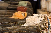 Саркофаги с мумиями, найденные археологами в Саккаре, на выставке у подножья пирамиды Джосера. 30 мая 2022 г.