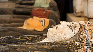 Саркофаги с мумиями, найденные археологами в Саккаре, на выставке у подножья пирамиды Джосера. 30 мая 2022 г.
