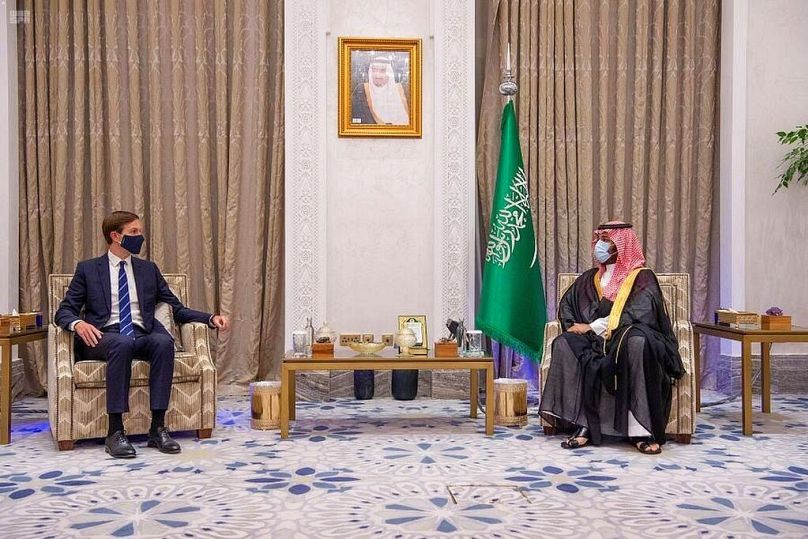 ولي العهد السعودي الأمير محمد بن سلمان، على اليمين، يجتمع مع كبير مستشاري الرئيس الأمريكي، جاريد كوشنر في الرياض، المملكة العربية السعودية، الثلاثاء، 1 سبتمبر 2020.