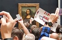 Охранник Лувра вытирает следы торта с защитного стекла на картине "Мона Лиза", 30 мая 2022 г.