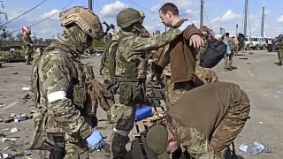 جنود أوكرانيون في آزوفستال (ماريوبول) 