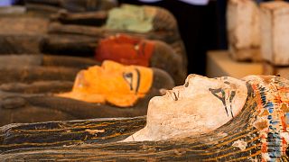L'Égypte dévoile des statues et sarcophages découverts à Saqqara